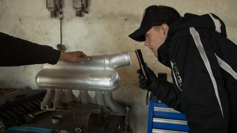 Ville is inspecting the manifold.